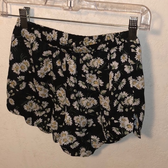 Tilly's Pants - FLORAL FLOWY SHORTS